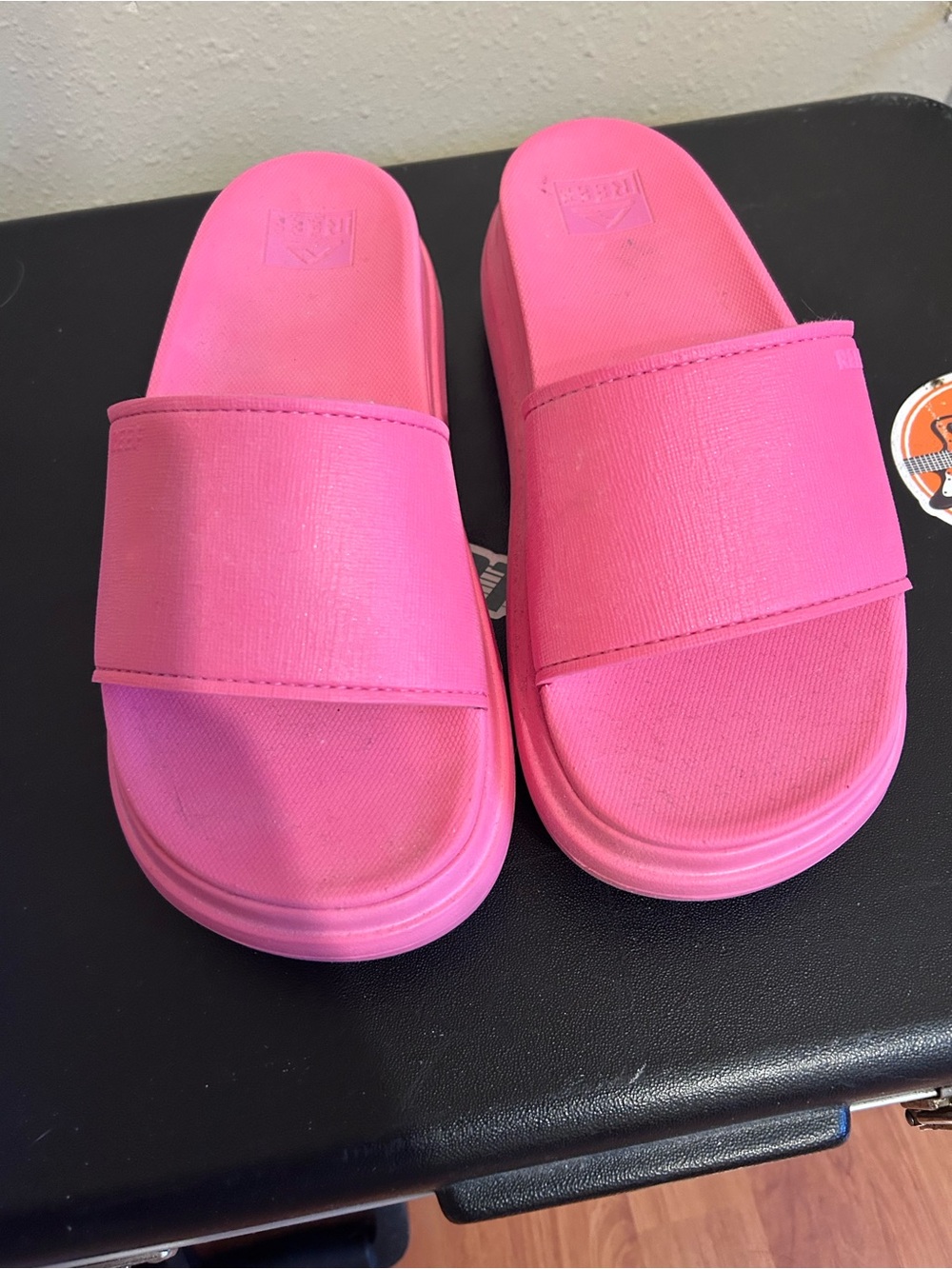 Reef pink slides (8) - Picture 2 of 4